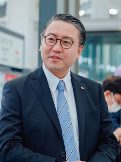 市民と話す大石賢吾